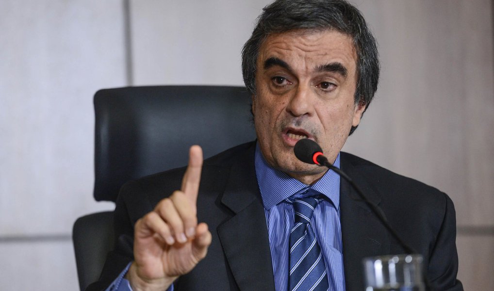 A Comissão de Ética Pública da Presidência da República decidiu arquivar processo referente a reuniões do ministro da Justiça, José Eduardo Cardozo, não divulgadas em sua agenda pública; o assunto veio à tona em fevereiro deste ano, quando a imprensa noticiou que Cardozo se encontrou com advogados de empresas envolvidas na Operação Lava Jato; a comissão decidiu rejeitar a denúncia, apresentada pelo líder do PPS na Câmara, Rubens Bueno (RS), devido à "não demonstração da prática de infração ética"
(Foto: Valter Lima) A Comissão de Ética Pública da Presidência da República decidiu arquivar processo referente a reuniões do ministro da Justiça, José Eduardo Cardozo, não divulgadas em sua agenda pública; o assunto veio à tona em fevereiro deste ano, quando a imprensa noticiou que Cardozo se encontrou com advogados de empresas envolvidas na Operação Lava Jato; a comissão decidiu rejeitar a denúncia, apresentada pelo líder do PPS na Câmara, Rubens Bueno (RS), devido à "não demonstração da prática de infração ética"