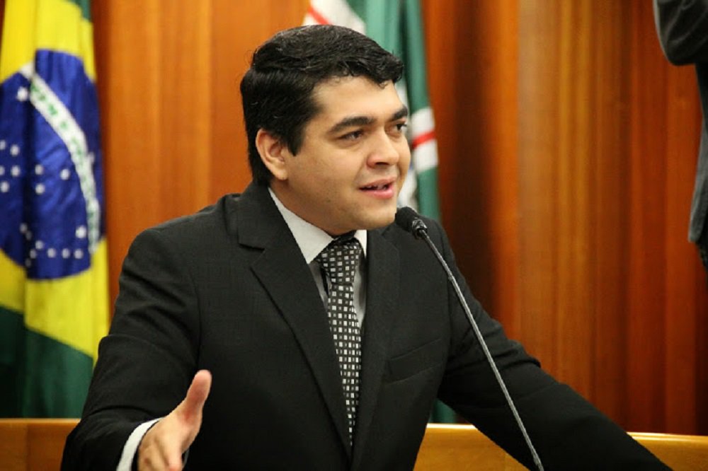 Vereador foi filiado ao Partido dos Trabalhadores até janeiro deste ano, quando foi expulso da legenda por se posicionar contra o aumento do IPTU, proposto pela Prefeitura de Goiânia; Tayrone afirma que chega ao ninho tucano como "soldado" para ajudar a sigla nos seus projetos; evento de filiação marcará também a filiação do vice-governador José Eliton ao PSDB; "Indo para o partido não significa que eu não vá fazer críticas. Vou fazer (críticas) do mesmo jeito, defendendo aquilo que eu acho que é melhor para a população", justifica (Foto: Realle Palazzo-Martini) Vereador foi filiado ao Partido dos Trabalhadores até janeiro deste ano, quando foi expulso da legenda por se posicionar contra o aumento do IPTU, proposto pela Prefeitura de Goiânia; Tayrone afirma que chega ao ninho tucano como "soldado" para ajudar a sigla nos seus projetos; evento de filiação marcará também a filiação do vice-governador José Eliton ao PSDB; "Indo para o partido não significa que eu não vá fazer críticas. Vou fazer (críticas) do mesmo jeito, defendendo aquilo que eu acho que é melhor para a população", justifica