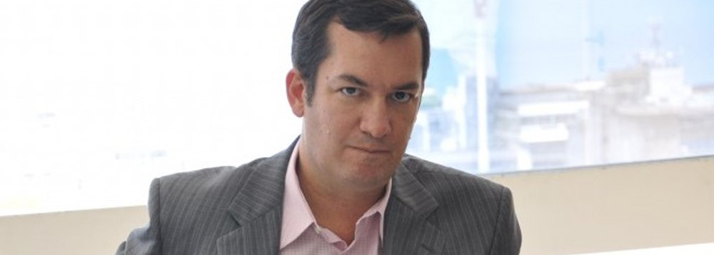 Denunciado pelo Ministério Público (MP) por suposta participação em esquema de corrupção que desviou R$ 40 milhões da Secretaria de Educação de Salvador entre 2009 e 2010, o secretário de Gestão, Alexandre Paupério, renunciou ao cargo no final da tarde desta quarta-feira; em nota, a assessoria da prefeitura diz que ele 'vai se dedicar mais à família e retomar os estudos'; o prefeito ACM Neto vinha negando a saída do secretário, e ainda não se pronunciou; as empresas que tinham Paupério como sócio firmaram 17 contratos, totalizando R$ 18.147.088,70, 'sem qualquer prova da efetiva realização dos serviços', segundo a denúncia do MP (Foto: Romulo Faro) Denunciado pelo Ministério Público (MP) por suposta participação em esquema de corrupção que desviou R$ 40 milhões da Secretaria de Educação de Salvador entre 2009 e 2010, o secretário de Gestão, Alexandre Paupério, renunciou ao cargo no final da tarde desta quarta-feira; em nota, a assessoria da prefeitura diz que ele 'vai se dedicar mais à família e retomar os estudos'; o prefeito ACM Neto vinha negando a saída do secretário, e ainda não se pronunciou; as empresas que tinham Paupério como sócio firmaram 17 contratos, totalizando R$ 18.147.088,70, 'sem qualquer prova da efetiva realização dos serviços', segundo a denúncia do MP