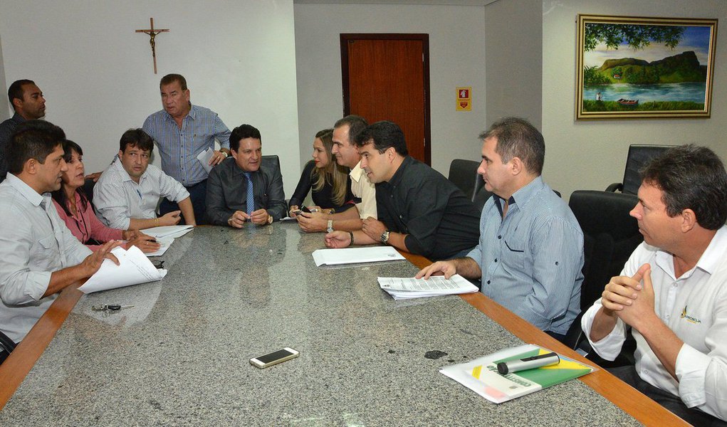 Em reação ao pacote de medidas de aumento de impostos enviado pelo Executivo à Assembleia Legislativa, líderes classistas e empresários estiveram nesta terça-feira, 29, com o presidente Osires Damaso (DEM) e outros deputados; Damaso ouviu dos representantes um pedido para que a Assembleia não votasse o pacote; "Passei para eles que as matérias já estão tramitando na Casa de Leis, que seria preciso uma ação rápida, que eles apresentassem alguma contraproposta objetiva para que seja discutida e buscado um entendimento com o Governo do Estado", disse Damaso (Foto: Aquiles Lins) Em reação ao pacote de medidas de aumento de impostos enviado pelo Executivo à Assembleia Legislativa, líderes classistas e empresários estiveram nesta terça-feira, 29, com o presidente Osires Damaso (DEM) e outros deputados; Damaso ouviu dos representantes um pedido para que a Assembleia não votasse o pacote; "Passei para eles que as matérias já estão tramitando na Casa de Leis, que seria preciso uma ação rápida, que eles apresentassem alguma contraproposta objetiva para que seja discutida e buscado um entendimento com o Governo do Estado", disse Damaso