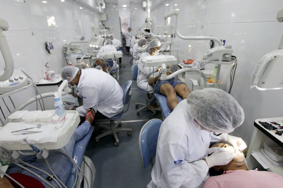 Saúde Sem Fronteiras é o programa da Secretaria da Saúde do Estado (Sesab) que reúne os serviços de rastreamento do câncer de mama (mamografia), oftalmologia, odontologia (Odontomóvel) e doação de sangue (Hemóvel); o lançamento ocorre no dia 2 de outubro, em Porto Seguro, como parte da programação do Outubro Rosa, mês de atenção especial para as mulheres; com investimento anual de até R$ 40 milhões, os serviços foram integrados e ganharam atenção redobrada, com mais veículos e atividades indo aos quatro cantos do estado (Foto: Romulo Faro) Saúde Sem Fronteiras é o programa da Secretaria da Saúde do Estado (Sesab) que reúne os serviços de rastreamento do câncer de mama (mamografia), oftalmologia, odontologia (Odontomóvel) e doação de sangue (Hemóvel); o lançamento ocorre no dia 2 de outubro, em Porto Seguro, como parte da programação do Outubro Rosa, mês de atenção especial para as mulheres; com investimento anual de até R$ 40 milhões, os serviços foram integrados e ganharam atenção redobrada, com mais veículos e atividades indo aos quatro cantos do estado
