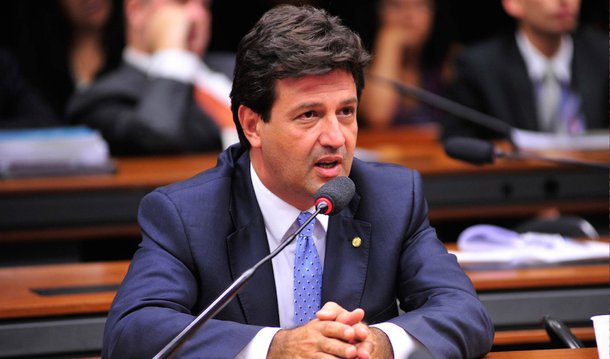 Deputado pelo DEM do Mato Grosso do Sul, Luiz Henrique Mandetta tem chamado a atenção de seus pares pelas críticas que tem feito à proposta de impeachment. E não o faz por governismo, mas por achar que a oposição só perderia tirando a presidente Dilma Rousseff da presidência para ficar com sua cadeira e seus problemas. Leia sua entrevista concedida à jornalista Tereza Cruvinel, do 247 (Foto: Tereza Cruvinel) Deputado pelo DEM do Mato Grosso do Sul, Luiz Henrique Mandetta tem chamado a atenção de seus pares pelas críticas que tem feito à proposta de impeachment. E não o faz por governismo, mas por achar que a oposição só perderia tirando a presidente Dilma Rousseff da presidência para ficar com sua cadeira e seus problemas. Leia sua entrevista concedida à jornalista Tereza Cruvinel, do 247