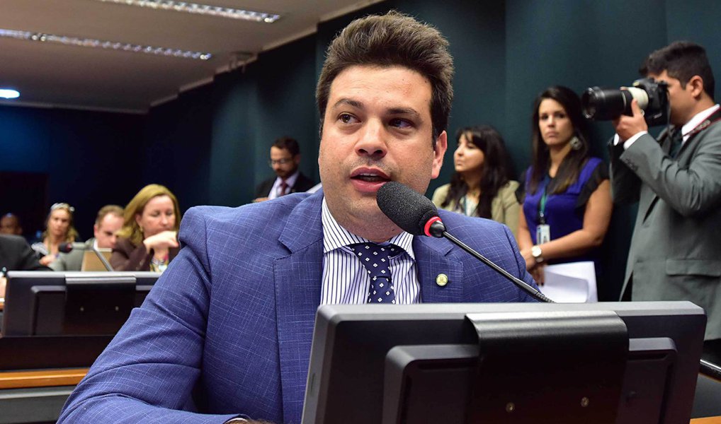 O líder do PMDB na Câmara Federal, Leonardo Picciani (RJ), disse que poderá retirar as indicações feitas pelo partido caso a presidente Dilma Rousseff resolva alterar a oferta de ministérios que o partido deve ocupar com a reforma administrativa; "Se modificar, vou tirar todas as indicações e reunir a bancada novamente", disse Picciani; ameaça vem do fato do governo estar reavaliando a criação do Ministério de Infraestrutura, cujo nome para comandar a pasta seria da cota da bancada do PMDB na Câmara (Foto: Paulo Emílio) O líder do PMDB na Câmara Federal, Leonardo Picciani (RJ), disse que poderá retirar as indicações feitas pelo partido caso a presidente Dilma Rousseff resolva alterar a oferta de ministérios que o partido deve ocupar com a reforma administrativa; "Se modificar, vou tirar todas as indicações e reunir a bancada novamente", disse Picciani; ameaça vem do fato do governo estar reavaliando a criação do Ministério de Infraestrutura, cujo nome para comandar a pasta seria da cota da bancada do PMDB na Câmara