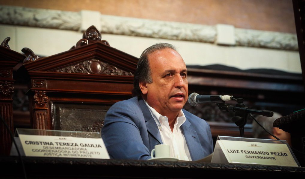 Governador do Rio de Janeiro, Luiz Fernando Pezão (PMDB), disse que a aprovação de um novo empréstimo do Banco de Desenvolvimento Econômico e Social (BNDES) é vital para a conclusão das obras da Linha 4 do Metrô do Rio de Janeiro, que ligará a zona sul à Barra da Tijuca, na zona oeste, até as Olimpíadas de 2016; Assembleia Legislativa votará o tema nesta quarta-feira (23); obra custará cerca de R$ 8,8 bilhões; "Os recursos já estavam aprovados pelo BNDES, mas não tínhamos espaço fiscal para permitir a assinatura quando fizemos a outra operação. Este ano, estamos adequando o que não conseguimos adequar no ano passado", disse Pezão (Foto: Paulo Emílio) Governador do Rio de Janeiro, Luiz Fernando Pezão (PMDB), disse que a aprovação de um novo empréstimo do Banco de Desenvolvimento Econômico e Social (BNDES) é vital para a conclusão das obras da Linha 4 do Metrô do Rio de Janeiro, que ligará a zona sul à Barra da Tijuca, na zona oeste, até as Olimpíadas de 2016; Assembleia Legislativa votará o tema nesta quarta-feira (23); obra custará cerca de R$ 8,8 bilhões; "Os recursos já estavam aprovados pelo BNDES, mas não tínhamos espaço fiscal para permitir a assinatura quando fizemos a outra operação. Este ano, estamos adequando o que não conseguimos adequar no ano passado", disse Pezão