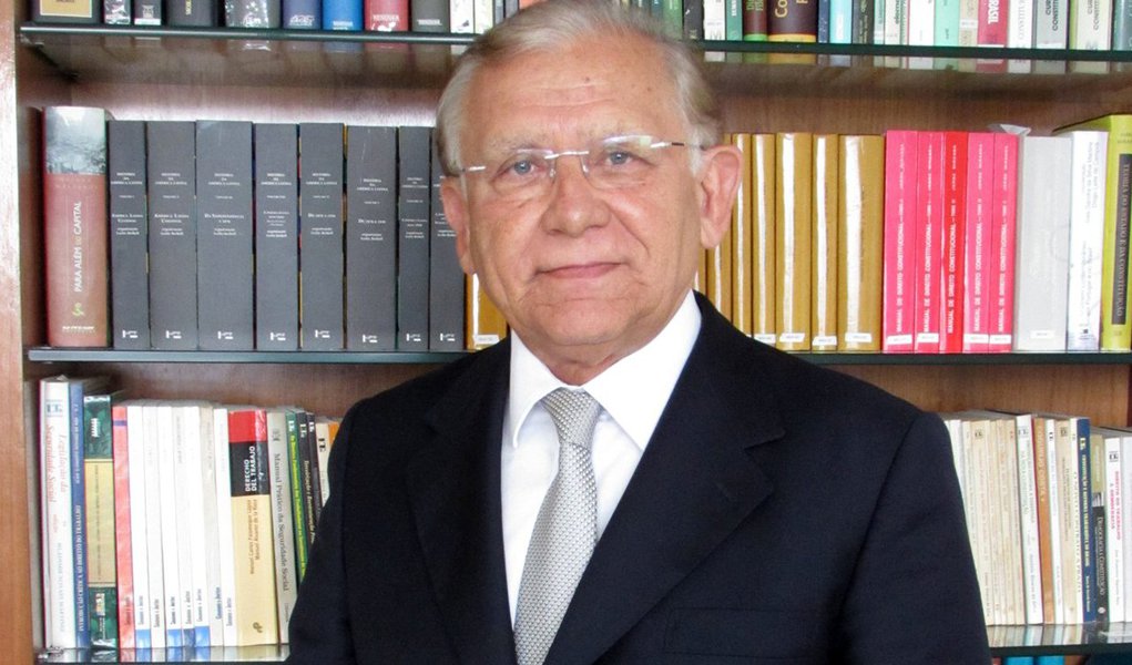 Em entrevista ao 247, advogado Inocêncio Uchôa, uma das mais destacadas personalidades da luta democrática do Ceará, afirma que não há base legal para as tentativas de impeachment da presidente Dilma e dá um conselho para a presidenta: "resista com altivez. O povo saberá defendê-la." (Foto: Paulo Moreira Leite) Em entrevista ao 247, advogado Inocêncio Uchôa, uma das mais destacadas personalidades da luta democrática do Ceará, afirma que não há base legal para as tentativas de impeachment da presidente Dilma e dá um conselho para a presidenta: "resista com altivez. O povo saberá defendê-la."