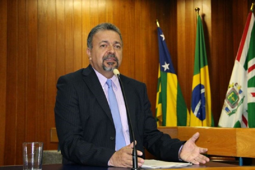Foram notificadas as servidoras Karine Bueno Castanheira e Janamaína Costa Azevedo, do Departamento de Análise de Projetos da Secretaria Municipal de Planejamento, e a procuradora do Município Eliany Coutinho; "Os depoimentos confirmaram a prática de receber processos sem documentos básicos exigidos por lei e ainda a assinatura de alvarás com data retroativa, fora do prazo legal. Em resumo, manobras para burlar a lei", afirma o presidente da CEI, vereador Elias Vaz (PSB); depoimentos colhidos até agora também confirmam que servidores da prefeitura foram contratados para fazer o projeto arquitetônico de grandes obrasa (Foto: Realle Palazzo-Martini) Foram notificadas as servidoras Karine Bueno Castanheira e Janamaína Costa Azevedo, do Departamento de Análise de Projetos da Secretaria Municipal de Planejamento, e a procuradora do Município Eliany Coutinho; "Os depoimentos confirmaram a prática de receber processos sem documentos básicos exigidos por lei e ainda a assinatura de alvarás com data retroativa, fora do prazo legal. Em resumo, manobras para burlar a lei", afirma o presidente da CEI, vereador Elias Vaz (PSB); depoimentos colhidos até agora também confirmam que servidores da prefeitura foram contratados para fazer o projeto arquitetônico de grandes obrasa