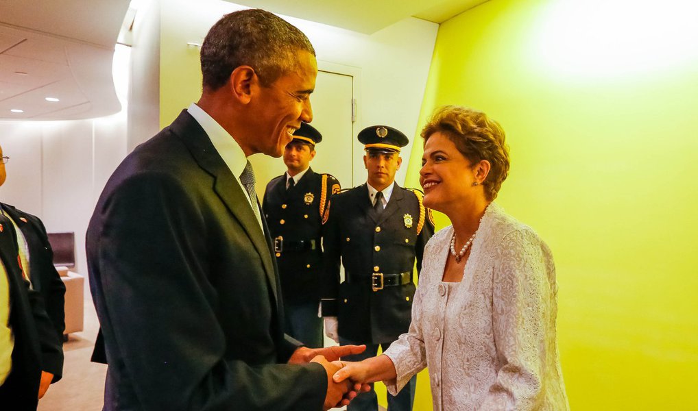 A presidente Dilma Rousseff e o presidente dos Estados Unidos, Barack Obama, se cumprimentam após o discurso brasileiro de abertura na Assembleia-Geral das Nações Unidas, nesta segunda (28); o encontro foi rápido e cordial; foi a primeira vez que Obama e Dilma se encontraram após a visita que a presidente do Brasil fez aos Estados Unidos no final de junho (Foto: Valter Lima) A presidente Dilma Rousseff e o presidente dos Estados Unidos, Barack Obama, se cumprimentam após o discurso brasileiro de abertura na Assembleia-Geral das Nações Unidas, nesta segunda (28); o encontro foi rápido e cordial; foi a primeira vez que Obama e Dilma se encontraram após a visita que a presidente do Brasil fez aos Estados Unidos no final de junho