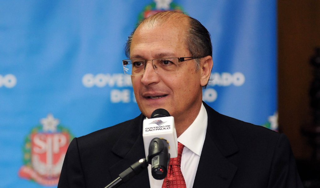 Governador determinou que as corregedorias do Estado de São Paulo e da Secretaria da Administração Penitenciária (SAP) investiguem o coordenador dos presídios, Hugo Berni Neto, suspeito de enriquecimento ilícito; "Se ficar comprovado, ele responde criminalmente, vai ser preso, responde civilmente e vai devolver o dinheiro. É isso que tem que fazer", disse Geraldo Alckmin (PSDB) (Foto: Paulo Emílio) Governador determinou que as corregedorias do Estado de São Paulo e da Secretaria da Administração Penitenciária (SAP) investiguem o coordenador dos presídios, Hugo Berni Neto, suspeito de enriquecimento ilícito; "Se ficar comprovado, ele responde criminalmente, vai ser preso, responde civilmente e vai devolver o dinheiro. É isso que tem que fazer", disse Geraldo Alckmin (PSDB)