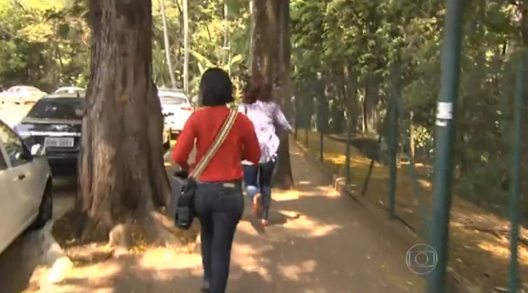 Presidente da Assembleia Legislativa de Goiás, Helio de Sousa, informa que Edinair Moraes, que corre da reportagem da TV Anhanguera, e o servidor que sai de moto durante a reportagem (veja vídeo) foram demitidos por conta da denúncia de que batem ponto na Casa e não permanecem no trabalho; parlamentar destaca a aplicação do ponto eletrônico, a criação da Câmara de Administração de Pessoal e o recadastramento anual do servidor como ferramentas para avaliar o desempenho dos servidores; presidente ainda destaca que servidores são avaliados trimestralmente pela assiduidade, pontualidade, disciplina, eficiência, aptidão, desempenho e trabalho em equipe (Foto: Realle Palazzo-Martini) Presidente da Assembleia Legislativa de Goiás, Helio de Sousa, informa que Edinair Moraes, que corre da reportagem da TV Anhanguera, e o servidor que sai de moto durante a reportagem (veja vídeo) foram demitidos por conta da denúncia de que batem ponto na Casa e não permanecem no trabalho; parlamentar destaca a aplicação do ponto eletrônico, a criação da Câmara de Administração de Pessoal e o recadastramento anual do servidor como ferramentas para avaliar o desempenho dos servidores; presidente ainda destaca que servidores são avaliados trimestralmente pela assiduidade, pontualidade, disciplina, eficiência, aptidão, desempenho e trabalho em equipe
