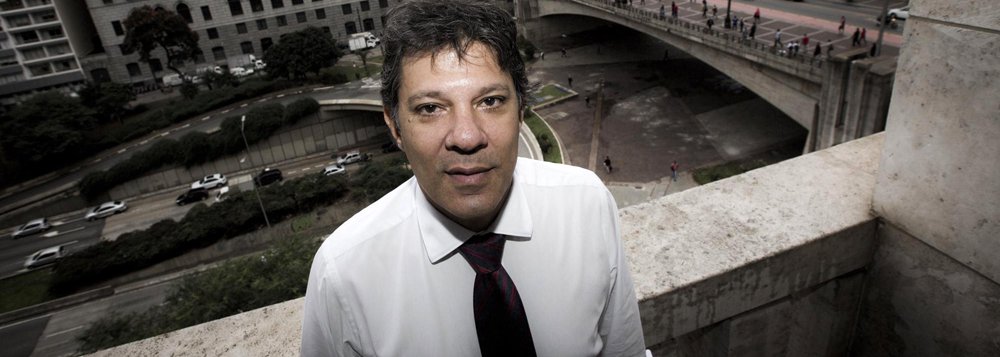 Segundo Paulo Nogueira, ‘mesmo políticos conservadores estão agindo de acordo com os tempos agudos de crise mundial’; ele cita David Cameron, o Papa Francisco e o Mujica, em contraste com o tucano Aécio Neves e o ex-presidente do STF, Joaquim Barbosa; “O Brasil precisa de uma mudança de mentalidade. Ver Haddad na classe econômica é um passo para isso”, diz (Foto: Roberta Namour) Segundo Paulo Nogueira, ‘mesmo políticos conservadores estão agindo de acordo com os tempos agudos de crise mundial’; ele cita David Cameron, o Papa Francisco e o Mujica, em contraste com o tucano Aécio Neves e o ex-presidente do STF, Joaquim Barbosa; “O Brasil precisa de uma mudança de mentalidade. Ver Haddad na classe econômica é um passo para isso”, diz