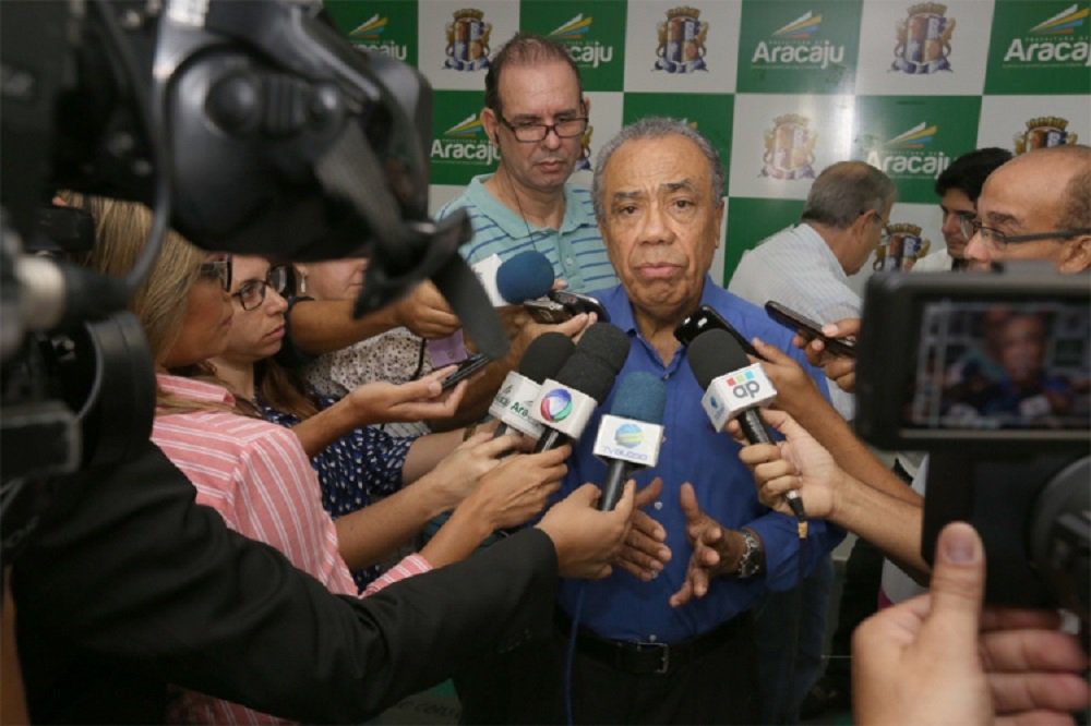 A prefeitura de Aracaju enviou comunicado à imprensa na noite desta segunda (28) informando que, em virtude de ter ultrapassado o limite prudencial da Lei de Responsabilidade Fiscal, demitirá todos os cargos comissionados na próxima quinta (1º); a metade deles será recontratada imediatamente; no documento, a PMA também informa que devolverá todos os servidores requisitados e que estejam com ônus para a administração; "Estima-se que as referidas medidas representarão uma redução de cerca R$ 3 milhões mensais na Folha de Pagamento da Prefeitura de Aracaju", informa (Foto: Valter Lima) A prefeitura de Aracaju enviou comunicado à imprensa na noite desta segunda (28) informando que, em virtude de ter ultrapassado o limite prudencial da Lei de Responsabilidade Fiscal, demitirá todos os cargos comissionados na próxima quinta (1º); a metade deles será recontratada imediatamente; no documento, a PMA também informa que devolverá todos os servidores requisitados e que estejam com ônus para a administração; "Estima-se que as referidas medidas representarão uma redução de cerca R$ 3 milhões mensais na Folha de Pagamento da Prefeitura de Aracaju", informa