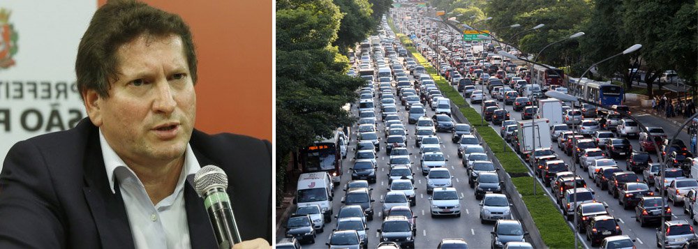 Fiscalização de trânsito na cidade de São Paulo deverá apertar o cerco aos motoristas que são infratores contumazes; segundo o secretário municipal de Transportes, Jilmar Tatto, 70% dos motoristas da capital não têm nenhuma multa, mas 5% são responsáveis por 50% das multas na cidade; "Essa pessoa não pode circular (de carro)", afirmou; ainda este mês prefeitura deve lançar o edital de licitação do novo sistema de ônibus na cidade (Foto: Aquiles Lins) Fiscalização de trânsito na cidade de São Paulo deverá apertar o cerco aos motoristas que são infratores contumazes; segundo o secretário municipal de Transportes, Jilmar Tatto, 70% dos motoristas da capital não têm nenhuma multa, mas 5% são responsáveis por 50% das multas na cidade; "Essa pessoa não pode circular (de carro)", afirmou; ainda este mês prefeitura deve lançar o edital de licitação do novo sistema de ônibus na cidade