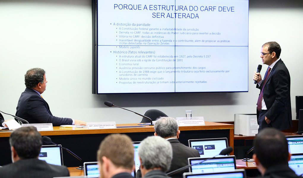 Em depoimento à CPI do Carf, o procurador Frederico Paiva disse nesta terça-feira 22 que o esquema de corrupção no órgão ligado ao Ministério da Fazenda é anterior ao governo do PT; Paiva criticou a atuação do Carf, com possibilidades ilimitadas de recursos e permissão para que advogados exercessem a profissão e fossem nomeados conselheiros, além de decisão do STF que só permite ações por sonegação depois de exauridos todos os recursos na esfera administrativa (Foto: Aquiles Lins) Em depoimento à CPI do Carf, o procurador Frederico Paiva disse nesta terça-feira 22 que o esquema de corrupção no órgão ligado ao Ministério da Fazenda é anterior ao governo do PT; Paiva criticou a atuação do Carf, com possibilidades ilimitadas de recursos e permissão para que advogados exercessem a profissão e fossem nomeados conselheiros, além de decisão do STF que só permite ações por sonegação depois de exauridos todos os recursos na esfera administrativa