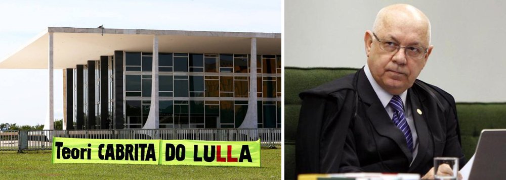 Manifestantes estenderam uma faixa em frente ao Supremo Tribunal Federal (STF) criticando o ministro Teori Zavascki que, por meio de liminar, determinou que o juiz federal do Paraná Sérgio Moro envie para a Corte os inquéritos envolvendo o ex-presidente Luiz Inácio Lula da Silva; faixa, que já foi retirada, continha a frase "Teori cabrita do Lulla"; Zavascki, que ficou na mira da intolerância e passou a ser alvo de protestos desde que concedeu a liminar, teve a sua segurança pessoal e de sua família reforçadas (Foto: Paulo Emílio) Manifestantes estenderam uma faixa em frente ao Supremo Tribunal Federal (STF) criticando o ministro Teori Zavascki que, por meio de liminar, determinou que o juiz federal do Paraná Sérgio Moro envie para a Corte os inquéritos envolvendo o ex-presidente Luiz Inácio Lula da Silva; faixa, que já foi retirada, continha a frase "Teori cabrita do Lulla"; Zavascki, que ficou na mira da intolerância e passou a ser alvo de protestos desde que concedeu a liminar, teve a sua segurança pessoal e de sua família reforçadas