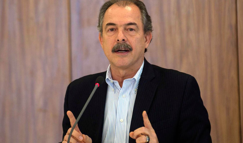 O ministro da Educação, Aloizio Mercadante, em depoimento à Polícia Federal na quinta-feira (7), em Brasília, rebateu a versão do dono da UTC, Ricardo Pessoa, que disse ter feito contribuições via caixa dois para a campanha do petista ao governo de São Paulo, em 2010; segundo o ministro, doações foram oficialmente registradas na Justiça eleitoral (Foto: Valter Lima) O ministro da Educação, Aloizio Mercadante, em depoimento à Polícia Federal na quinta-feira (7), em Brasília, rebateu a versão do dono da UTC, Ricardo Pessoa, que disse ter feito contribuições via caixa dois para a campanha do petista ao governo de São Paulo, em 2010; segundo o ministro, doações foram oficialmente registradas na Justiça eleitoral