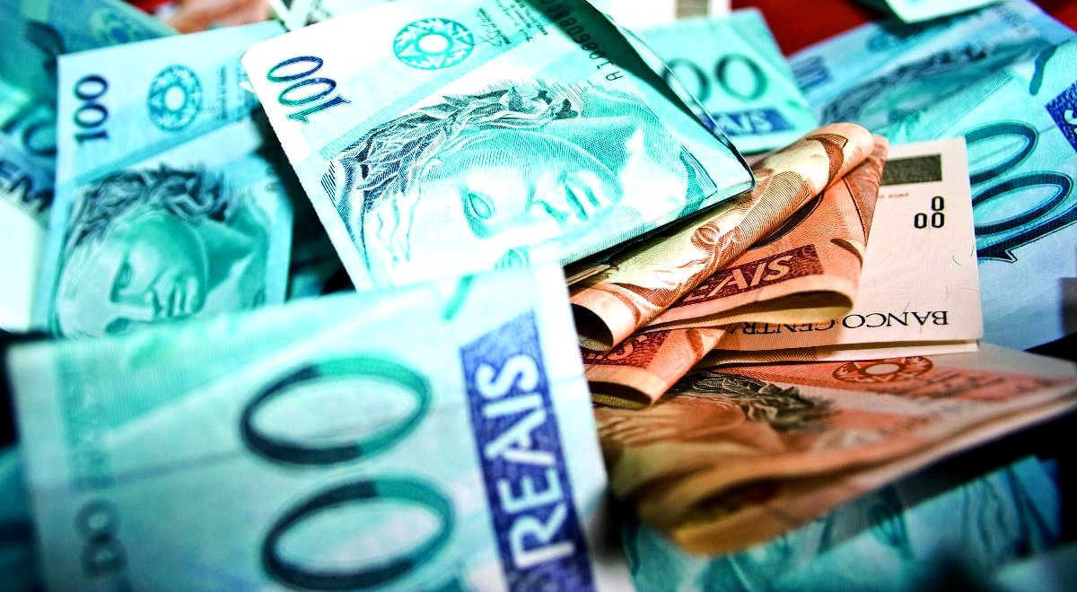 Estudo do Fundo Monetário Internacional (FMI) aponta que a renda per capita do brasileiro (avaliada pela paridade do poder de compra) caiu de US$ 16,2 mil para US$ 15,7 mil entre os anos de 2104 e 2105; valor equivale a 90% da renda per capita média dos 24 países emergentes pesquisados pela instituição e é apontado como o menor patamar desde 1980; FMI, porém, reconheceu que outros indicadores de bem-estar, como redução da pobreza e acesso à saúde e educação, melhoraram substancialmente nos últimos anos (Foto: Paulo Emílio) www.brasil247.com - Estudo do Fundo Monetário Internacional (FMI) aponta que a renda per capita do brasileiro (avaliada pela paridade do poder de compra) caiu de US$ 16,2 mil para US$ 15,7 mil entre os anos de 2104 e 2105; valor equivale a 90% da renda per capita média dos 24 países emergentes pesquisados pela instituição e é apontado como o menor patamar desde 1980; FMI, porém, reconheceu que outros indicadores de bem-estar, como redução da pobreza e acesso à saúde e educação, melhoraram substancialmente nos últimos anos