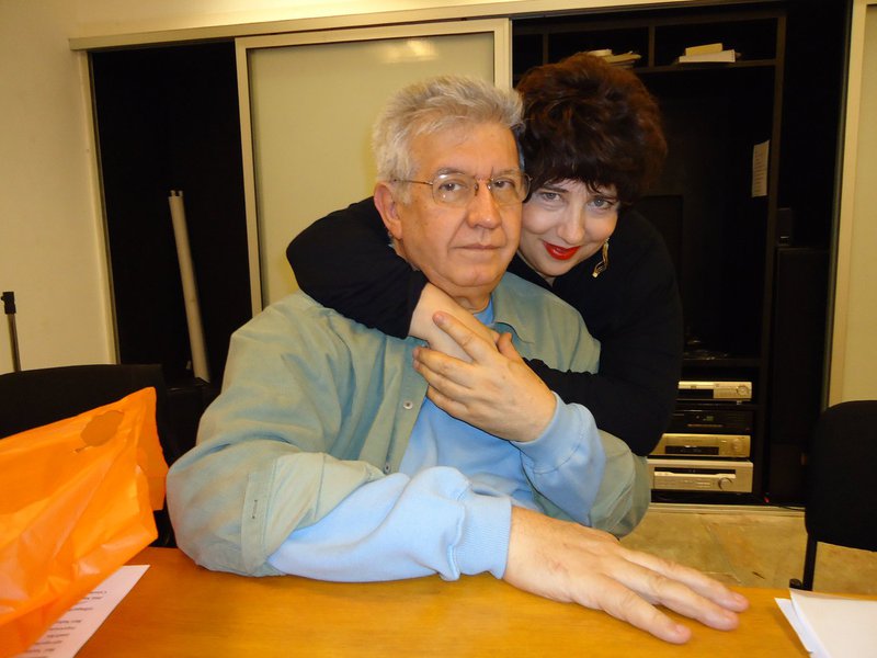 Faleceu no sábado (9) o dramaturgo Naum Alves de Souza, em São Paulo, aos 73 anos; além de escrever peças e óperas, ele atuou como diretor, cenógrafo, figurinista e ator; entre seus textos principais estão 'No Natal a Gente Vem Te Buscar' (1979) e 'Um Beijo, um Abraço, um Aperto de Mão' (1984); o velório e enterro ocorreram neste domingo no Cemitério Gethsêmani, no Morumbi, zona oeste da capital (Foto: Romulo Faro) Faleceu no sábado (9) o dramaturgo Naum Alves de Souza, em São Paulo, aos 73 anos; além de escrever peças e óperas, ele atuou como diretor, cenógrafo, figurinista e ator; entre seus textos principais estão 'No Natal a Gente Vem Te Buscar' (1979) e 'Um Beijo, um Abraço, um Aperto de Mão' (1984); o velório e enterro ocorreram neste domingo no Cemitério Gethsêmani, no Morumbi, zona oeste da capital