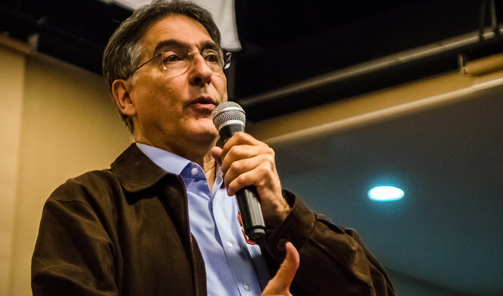 O governador de Minas Gerais Fernando Pimentel (PT) publicou vídeo nas redes sociais convocando os brasileiros para que participem das manifestações desta quinta-feira (31) a favor da democracia e contra o golpe; "Impeachment sem crime de responsabilidade é golpe de Estado. Temos que impedir que esta violência contra a democracia brasileira ocorra no Brasil. A presidente Dilma não cometeu nenhum crime, sequer está sendo investigada", disse (Foto: Valter Lima) O governador de Minas Gerais Fernando Pimentel (PT) publicou vídeo nas redes sociais convocando os brasileiros para que participem das manifestações desta quinta-feira (31) a favor da democracia e contra o golpe; "Impeachment sem crime de responsabilidade é golpe de Estado. Temos que impedir que esta violência contra a democracia brasileira ocorra no Brasil. A presidente Dilma não cometeu nenhum crime, sequer está sendo investigada", disse