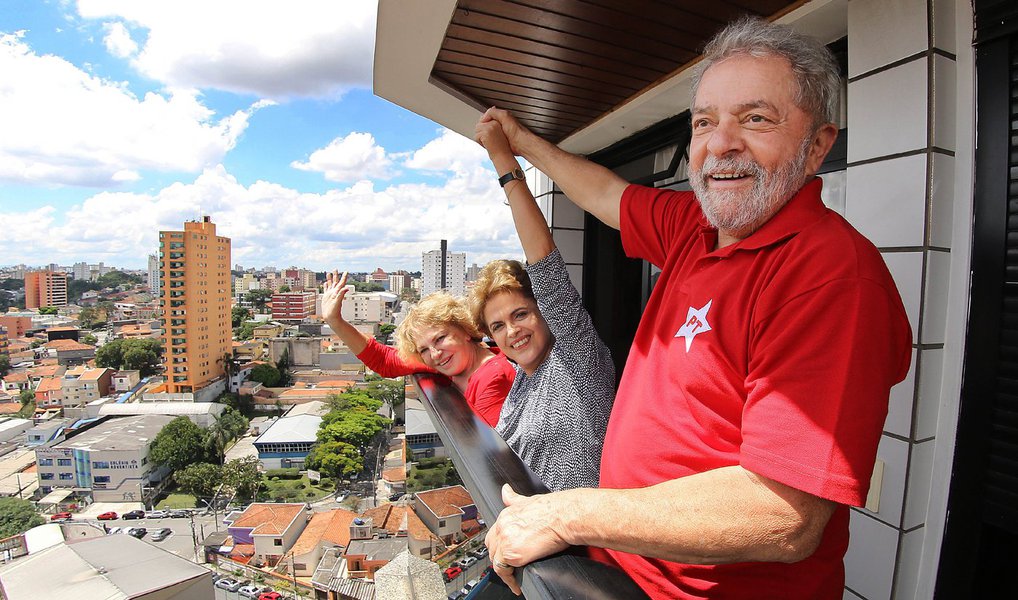 Informação foi antecipada pela colunista Mônica Bergamo, da Folha de S. Paulo; segundo ela, neste momento, a presidente Dilma Rousseff aguarda um telefonema do ex-presidente Lula, aceitando o convite; a tendência é que Lula vá para a Casa Civil e assuma a coordenação política do governo; nesta segunda-feira, as investigações sobre o ex-presidente foram enviadas para a Justiça Federal do Paraná; caso se torne ministro, Lula teria seu caso transferido para o Supremo Tribunal Federal (Foto: Leonardo Attuch) Informação foi antecipada pela colunista Mônica Bergamo, da Folha de S. Paulo; segundo ela, neste momento, a presidente Dilma Rousseff aguarda um telefonema do ex-presidente Lula, aceitando o convite; a tendência é que Lula vá para a Casa Civil e assuma a coordenação política do governo; nesta segunda-feira, as investigações sobre o ex-presidente foram enviadas para a Justiça Federal do Paraná; caso se torne ministro, Lula teria seu caso transferido para o Supremo Tribunal Federal