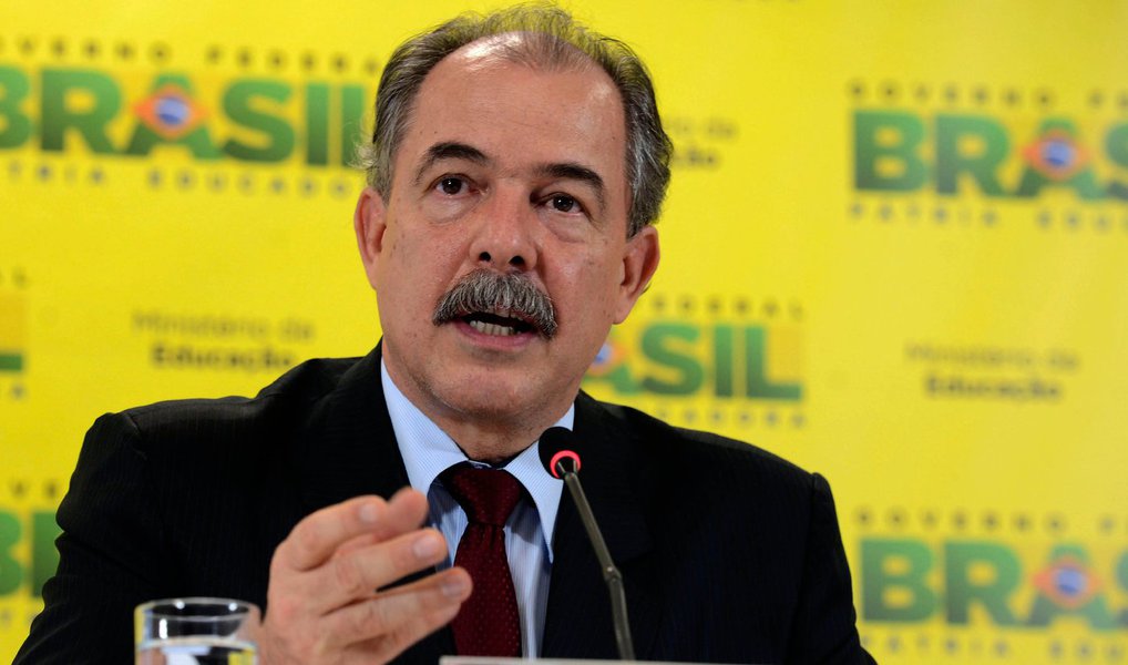 Ministro da Educação divulga íntegra dos áudios gravados por José Eduardo Mazagão, assessor do senador Delcídio Amaral (PT-MS) e divulgados em delação premiada; neles, fica claro que Aloizio Mercadante não tentou impedir a delação; "Tem que construir uma saída para ele sair de lá. Uma saída viável. Se ele tá ameaçando a delação... mesmo que ele queira fazer. Eu não vou entrar nisso. A decisão é dele. É um direito dele, ele faz o que achar que deve", declarou Mercadante, em um trecho omitido por Veja; "Só dá pra fazer coisa na legalidade, com transparência, com consistência, porque senão não vai prosperar", acrescentou o ministro, em outro trecho que não foi divulgado (Foto: Gisele Federicce) www.brasil247.com - Ministro da Educação divulga íntegra dos áudios gravados por José Eduardo Mazagão, assessor do senador Delcídio Amaral (PT-MS) e divulgados em delação premiada; neles, fica claro que Aloizio Mercadante não tentou impedir a delação; "Tem que construir uma saída para ele sair de lá. Uma saída viável. Se ele tá ameaçando a delação... mesmo que ele queira fazer. Eu não vou entrar nisso. A decisão é dele. É um direito dele, ele faz o que achar que deve", declarou Mercadante, em um trecho omitido por Veja; "Só dá pra fazer coisa na legalidade, com transparência, com consistência, porque senão não vai prosperar", acrescentou o ministro, em outro trecho que não foi divulgado
