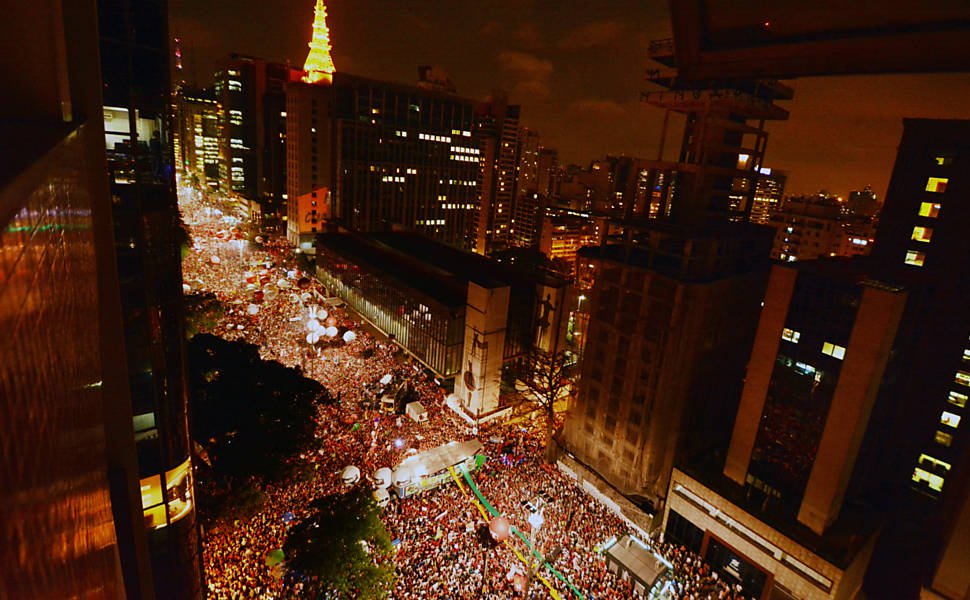 Tinha negros, operários, professores, muitos e muitos estudantes, gays, lésbicas e até brancos classe média. Brasil profundo estava nas ruas. E por isso, do lado deles tem um monte de gente fazendo contas. Aqueles que não são brucutus e estão do lado de lá pararam para pensar. Se eles atropelarem a democracia, o país vai entrar numa guerra civil. Vai virar um inferno (Foto: Renato Rovai) Tinha negros, operários, professores, muitos e muitos estudantes, gays, lésbicas e até brancos classe média. Brasil profundo estava nas ruas. E por isso, do lado deles tem um monte de gente fazendo contas. Aqueles que não são brucutus e estão do lado de lá pararam para pensar. Se eles atropelarem a democracia, o país vai entrar numa guerra civil. Vai virar um inferno