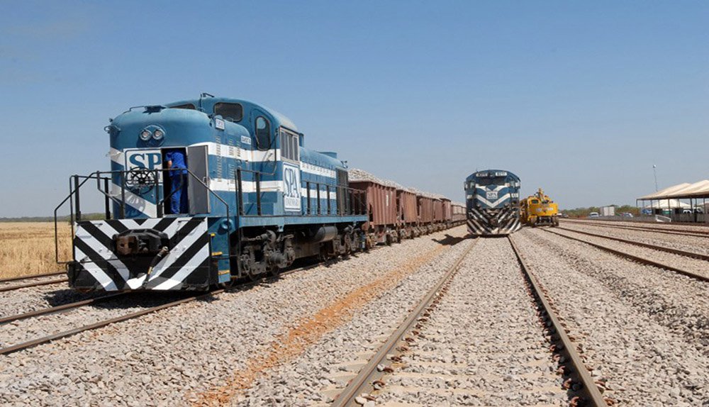Empresas da Rússia e China manifestaram interesse de se associar a brasileiros para disputar a concessão de trechos da ferrovia NorteSul, que o governo federal pretende leiloar ainda este ano, afirmou o secretário do PAC do Ministério do Planejamento, Maurício Muniz; o lote em questão, que interessa a russos e chineses, compreende o trecho entre Palmas (TO) e Anápolis (GO), já construído pela estatal Valec, e outro, a ser construído pelo futuro concessionário, entre Açailândia (MA) e Barcarena (PA); o investimento total a ser feito pelo vencedor da concessão, incluindo a compra de trens e vagões, é de R$ 7,8 bilhões (Foto: Leonardo Lucena) Empresas da Rússia e China manifestaram interesse de se associar a brasileiros para disputar a concessão de trechos da ferrovia NorteSul, que o governo federal pretende leiloar ainda este ano, afirmou o secretário do PAC do Ministério do Planejamento, Maurício Muniz; o lote em questão, que interessa a russos e chineses, compreende o trecho entre Palmas (TO) e Anápolis (GO), já construído pela estatal Valec, e outro, a ser construído pelo futuro concessionário, entre Açailândia (MA) e Barcarena (PA); o investimento total a ser feito pelo vencedor da concessão, incluindo a compra de trens e vagões, é de R$ 7,8 bilhões