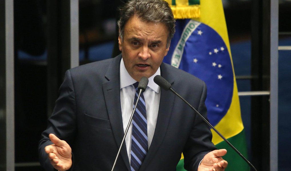 O senador Aécio Neves, presidente nacional do PSDB, enviou nota à imprensa na qual comenta o grampo da ligação entre a presidente Dilma instrui o ex-presidente Lula; "É a falência definitiva de um governo que ultrapassou todos os limites éticos e morais para defender os seus aliados. A presidente Dilma não tem mais condições de governar o Brasil", disse; senador mineiro já foi citado por vários delatores e, nesta quarta-feira, a revista Época divulgou a existência das contas de sua família no paraíso fiscal de Lichtenstein (Foto: Valter Lima) O senador Aécio Neves, presidente nacional do PSDB, enviou nota à imprensa na qual comenta o grampo da ligação entre a presidente Dilma instrui o ex-presidente Lula; "É a falência definitiva de um governo que ultrapassou todos os limites éticos e morais para defender os seus aliados. A presidente Dilma não tem mais condições de governar o Brasil", disse; senador mineiro já foi citado por vários delatores e, nesta quarta-feira, a revista Época divulgou a existência das contas de sua família no paraíso fiscal de Lichtenstein