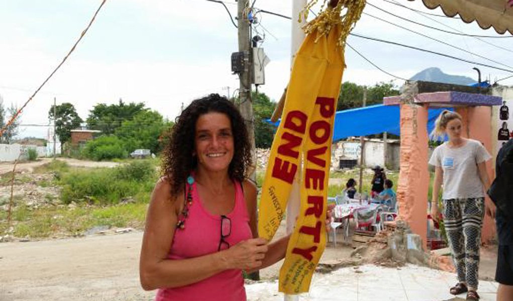 Depois de percorrer quatro países onde houve jogos olímpicos de verão ou de inverno, a fogo chegou à comunidade que fica ao lado do Parque Olímpico da Barra da Tijuca e que já teve 95% de suas casas demolidas; a Vila fez a inscrição simbólica no artefato, que já contava com escritos da China, Londres, Canadá e Rússia; a tocha vai circular por outros movimentos sociais afetados pelos mega eventos esportivos que a cidade recebe (Foto: Realle Palazzo-Martini) Depois de percorrer quatro países onde houve jogos olímpicos de verão ou de inverno, a fogo chegou à comunidade que fica ao lado do Parque Olímpico da Barra da Tijuca e que já teve 95% de suas casas demolidas; a Vila fez a inscrição simbólica no artefato, que já contava com escritos da China, Londres, Canadá e Rússia; a tocha vai circular por outros movimentos sociais afetados pelos mega eventos esportivos que a cidade recebe