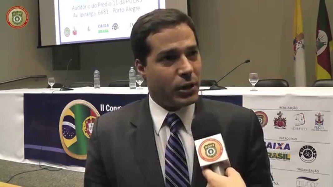 A interpretação veio da Associação Nacional dos Delegados de Polícia Federal (ADPF), após o novo ministro da Justiça, Eugênio Aragão, dizer que trocará a equipe inteira da PF em caso de vazamentos ilegais de informações; de acordo com o presidente da entidade, Carlos Miguel Sobral (foto), a fala revela que há uma intenção em acabar com a Operação Lava Jato; "Isso demonstra duas coisas: vulnerabilidade da PF que não tem sua autonomia garantida na Constituição e na lei e outra que aparenta a pressa em acabar com a maior investigação de combate ao crime organizado da história do Brasil", disse (Foto: Leonardo Lucena) A interpretação veio da Associação Nacional dos Delegados de Polícia Federal (ADPF), após o novo ministro da Justiça, Eugênio Aragão, dizer que trocará a equipe inteira da PF em caso de vazamentos ilegais de informações; de acordo com o presidente da entidade, Carlos Miguel Sobral (foto), a fala revela que há uma intenção em acabar com a Operação Lava Jato; "Isso demonstra duas coisas: vulnerabilidade da PF que não tem sua autonomia garantida na Constituição e na lei e outra que aparenta a pressa em acabar com a maior investigação de combate ao crime organizado da história do Brasil", disse
