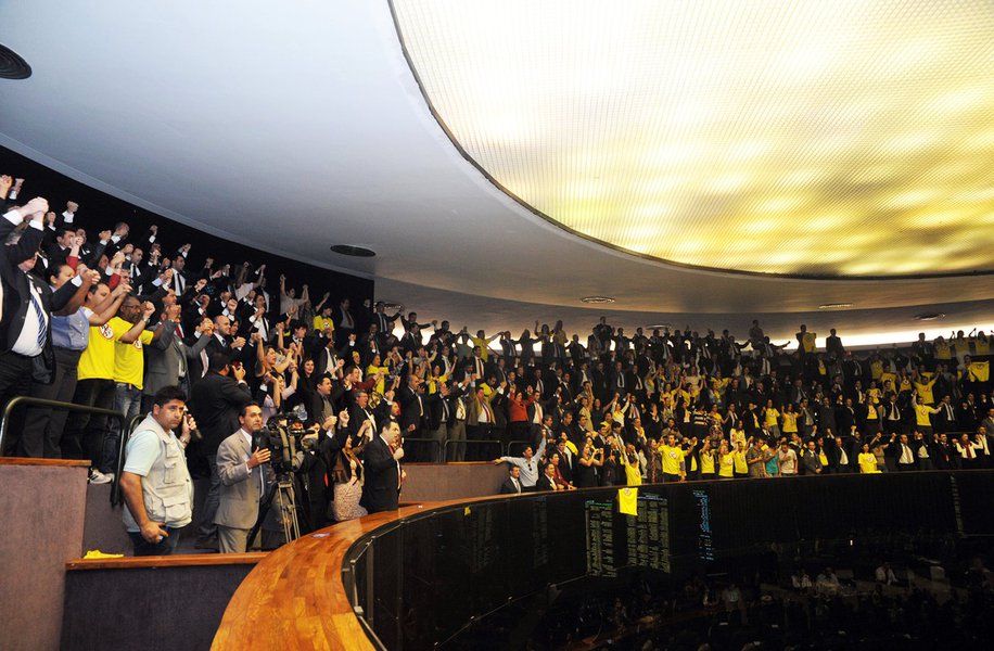 A Câmara dos Deputados vai restringir o acesso ao público entre os dias 11 a 21 de abril, período em que deve ser votado em Plenário o pedido de impeachment da presidente Dilma Rousseff; as medidas alteram as formas de acesso às dependências da Casa e de credenciamento de imprensa; segundo a Diretoria-geral, 'a decisão da Mesa Diretora passa por questões relacionadas a segurança e proteção das pessoas de e do patrimônio físico, histórico e cultural da instituição' (Foto: Romulo Faro) A Câmara dos Deputados vai restringir o acesso ao público entre os dias 11 a 21 de abril, período em que deve ser votado em Plenário o pedido de impeachment da presidente Dilma Rousseff; as medidas alteram as formas de acesso às dependências da Casa e de credenciamento de imprensa; segundo a Diretoria-geral, 'a decisão da Mesa Diretora passa por questões relacionadas a segurança e proteção das pessoas de e do patrimônio físico, histórico e cultural da instituição'