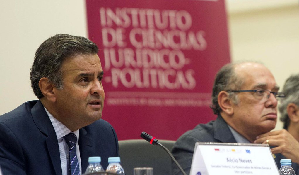 “Em conversas com os ministros Gilmar Mendes, novo presidente do Tribunal Superior Eleitoral, e seu antecessor Dias Toffoli, o presidente do PSDB, Aécio Neves, e o senador José Serra (PSDB-SP), ficaram convencidos que a trilha a ser percorrida pela ação de impugnação é íngreme e cheia de incertezas em relação a prazos, entre outros assuntos de natureza processual”, diz o colunista Raymundo Costa; “Se Dilma sobreviver, insistir com a ação no TSE daria apenas mais motivos para o PT acusar a oposição de golpismo, segundo tucanos”, afirma (Foto: Roberta Namour) “Em conversas com os ministros Gilmar Mendes, novo presidente do Tribunal Superior Eleitoral, e seu antecessor Dias Toffoli, o presidente do PSDB, Aécio Neves, e o senador José Serra (PSDB-SP), ficaram convencidos que a trilha a ser percorrida pela ação de impugnação é íngreme e cheia de incertezas em relação a prazos, entre outros assuntos de natureza processual”, diz o colunista Raymundo Costa; “Se Dilma sobreviver, insistir com a ação no TSE daria apenas mais motivos para o PT acusar a oposição de golpismo, segundo tucanos”, afirma