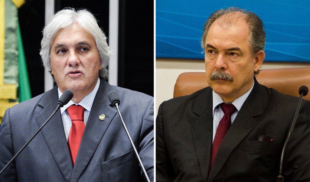 Senador firmou acordo de delação premiada com a Justiça pela qual terá que devolver R$ 1,5 milhão aos cofres públicos; Delcídio Amaral (PT-MS) também acusa à Procuradoria Geral da República o ministro da Educação, Aloizio Mercadante, de ter oferecido dinheiro para evitar que fizesse a delação, além de ter prometido pressão política para que o STF pudesse soltá-lo (Foto: Paulo Emílio) Senador firmou acordo de delação premiada com a Justiça pela qual terá que devolver R$ 1,5 milhão aos cofres públicos; Delcídio Amaral (PT-MS) também acusa à Procuradoria Geral da República o ministro da Educação, Aloizio Mercadante, de ter oferecido dinheiro para evitar que fizesse a delação, além de ter prometido pressão política para que o STF pudesse soltá-lo