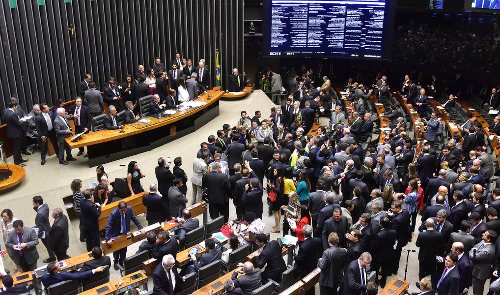 Por 433 votos a 1, a Câmara aprovou a lista com as indicações dos líderes partidários para a composição da comissão especial do pedido de impeachment da presidente Dilma Rousseff; após a aprovação da lista, o presidente da Casa, Eduardo Cunha (PMDB), convocou a comissão para se reunir, às 19 horas, para eleição do presidente e do relator do pedido; confia a lista dos integrantes da comissão; presidente e relator devem ser conhecidos ainda nesta quinta-feira (Foto: Aquiles Lins) Por 433 votos a 1, a Câmara aprovou a lista com as indicações dos líderes partidários para a composição da comissão especial do pedido de impeachment da presidente Dilma Rousseff; após a aprovação da lista, o presidente da Casa, Eduardo Cunha (PMDB), convocou a comissão para se reunir, às 19 horas, para eleição do presidente e do relator do pedido; confia a lista dos integrantes da comissão; presidente e relator devem ser conhecidos ainda nesta quinta-feira
