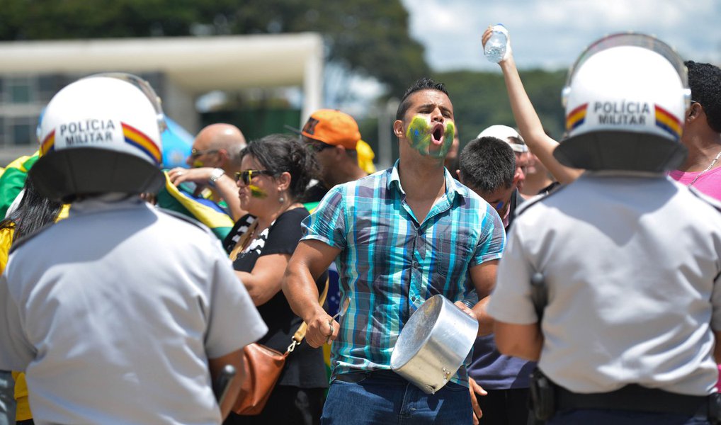 O protesto convocado contra o governo Dilma para esta segunda (21), em Brasília registrou baixa adesão, sendo o menor ato realizado desde as manifestações iniciadas na semana passada; cerca de 2 mil manifestantes, segundo a Secretaria de Segurança Pública, se reúnem na Praça dos Três Poderes, à frente do Palácio do Planalto; o Movimento Brasil Livre e o Vem Pra Rua não compareceram (Foto: Valter Lima) O protesto convocado contra o governo Dilma para esta segunda (21), em Brasília registrou baixa adesão, sendo o menor ato realizado desde as manifestações iniciadas na semana passada; cerca de 2 mil manifestantes, segundo a Secretaria de Segurança Pública, se reúnem na Praça dos Três Poderes, à frente do Palácio do Planalto; o Movimento Brasil Livre e o Vem Pra Rua não compareceram