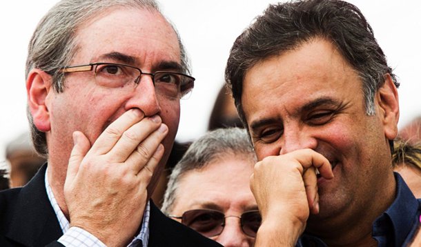 O governo, nascido das bases populares da sociedade, opta pelo acordo de cúpula com os Partidos, tornando-se prisioneiro de uma base parlamentar infiel, desleal e extremamente cara. Necessitado do apoio social, faz concessões às forças conservadoras; afasta-se das massas sem demover a direita de seu projeto golpista (Foto: Roberto Amaral) O governo, nascido das bases populares da sociedade, opta pelo acordo de cúpula com os Partidos, tornando-se prisioneiro de uma base parlamentar infiel, desleal e extremamente cara. Necessitado do apoio social, faz concessões às forças conservadoras; afasta-se das massas sem demover a direita de seu projeto golpista