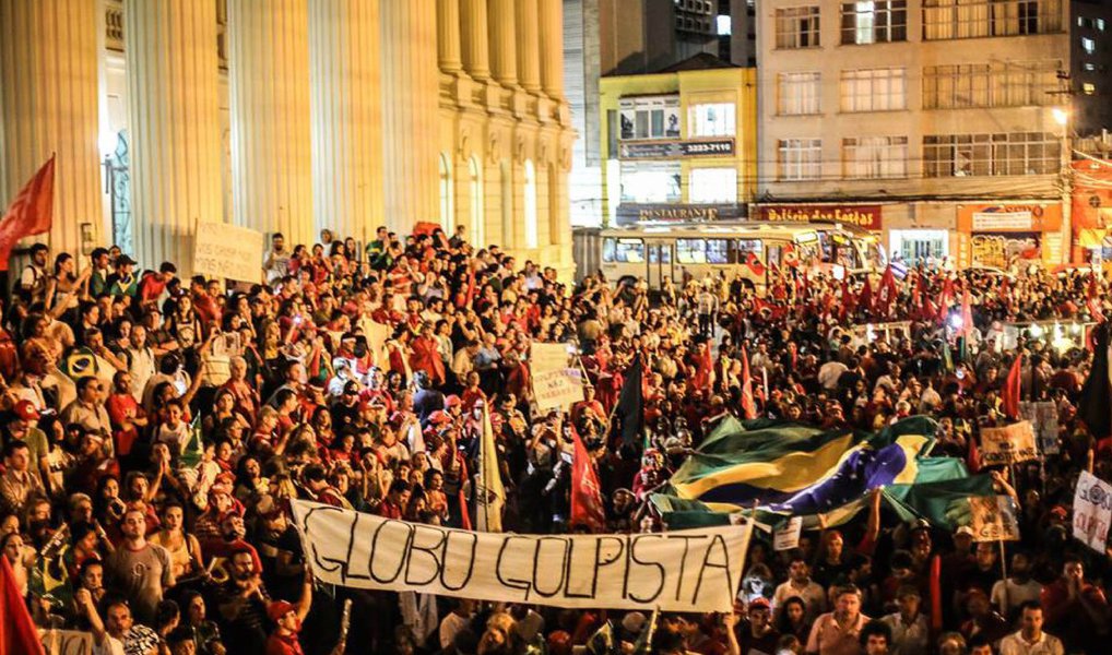 Advogados e juristas participaram nesta terça (22) na Universidade Federal do Paraná (UFPR), de um ato contra o impeachment da presidente Dilma Rousseff; os participantes do Ato em Defesa da Democracia também criticaram a atuação do juiz federal Sérgio Moro, responsável pelos inquéritos da Operação Lava Jato em primeira instância; o advogado e professor de Direito na UFPR Juarez Cirino dos Santos criticou a Lava Jato, dizendo que a operação tem violado princípios legais; no evento, foi lida uma carta do ex-presidente da OAB Marcelo Lavenère: "A democracia que vocês defendem permanecerá sobre a intolerância, preconceito e a tentativa de impeachment” (Foto: Valter Lima) Advogados e juristas participaram nesta terça (22) na Universidade Federal do Paraná (UFPR), de um ato contra o impeachment da presidente Dilma Rousseff; os participantes do Ato em Defesa da Democracia também criticaram a atuação do juiz federal Sérgio Moro, responsável pelos inquéritos da Operação Lava Jato em primeira instância; o advogado e professor de Direito na UFPR Juarez Cirino dos Santos criticou a Lava Jato, dizendo que a operação tem violado princípios legais; no evento, foi lida uma carta do ex-presidente da OAB Marcelo Lavenère: "A democracia que vocês defendem permanecerá sobre a intolerância, preconceito e a tentativa de impeachment”