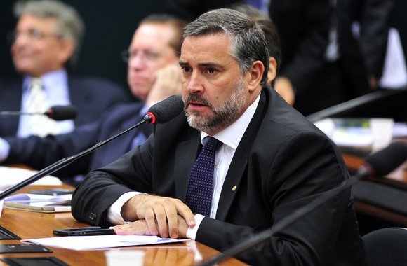 Deputado Paulo Pimenta (PT-RS) voltou a convocar a militância às ruas em defesa do ex-presidente Lula; para ele, o juiz Sérgio Moro e os procuradores da Lava Jato, com apoio da Globo, "incitam ódio" contra Lula e agora tentam inviabilizar protestos de apoio ao ex-presidente; "Vamos p/ as ruas e reagir. Ñ aceitaremos abusos e ofensas de ninguém.O MPF e a PF ñ estão acima da lei. O que fizeram com o Lula é inaceitável", afirmou (Foto: Aquiles Lins) Deputado Paulo Pimenta (PT-RS) voltou a convocar a militância às ruas em defesa do ex-presidente Lula; para ele, o juiz Sérgio Moro e os procuradores da Lava Jato, com apoio da Globo, "incitam ódio" contra Lula e agora tentam inviabilizar protestos de apoio ao ex-presidente; "Vamos p/ as ruas e reagir. Ñ aceitaremos abusos e ofensas de ninguém.O MPF e a PF ñ estão acima da lei. O que fizeram com o Lula é inaceitável", afirmou