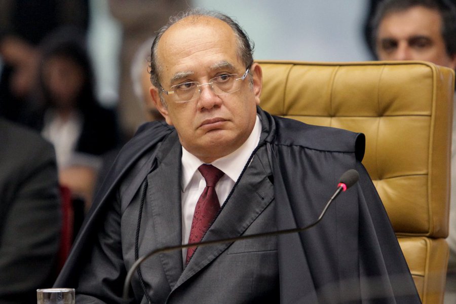 Ministro do Supremo Tribunal Federal (STF) Gilmar Mendes ironizou os excessos apontados na condução coercitiva do ex-presidente Luiz Inácio Lula da Silva para prestar depoimento à Polícia Federal nesta sexta-feira (5); "Antes batiam à nossa porta e a gente sabia que era o leiteiro, não a polícia. Mas, hoje, a situação está tão desgastada que a polícia tem batido em muitas portas, mas com ordem judicial, claro", disse; mais cedo, outro ministro do STF, Marco Aurélio Mello havia criticado duramente os excessos da operação; "Só se conduz coercitivamente, ou, como se dizia antigamente, debaixo de vara, o cidadão de resiste e não comparece para depor. E o Lula não foi intimado", afirmou (Foto: Paulo Emílio) www.brasil247.com - Ministro do Supremo Tribunal Federal (STF) Gilmar Mendes ironizou os excessos apontados na condução coercitiva do ex-presidente Luiz Inácio Lula da Silva para prestar depoimento à Polícia Federal nesta sexta-feira (5); "Antes batiam à nossa porta e a gente sabia que era o leiteiro, não a polícia. Mas, hoje, a situação está tão desgastada que a polícia tem batido em muitas portas, mas com ordem judicial, claro", disse; mais cedo, outro ministro do STF, Marco Aurélio Mello havia criticado duramente os excessos da operação; "Só se conduz coercitivamente, ou, como se dizia antigamente, debaixo de vara, o cidadão de resiste e não comparece para depor. E o Lula não foi intimado", afirmou