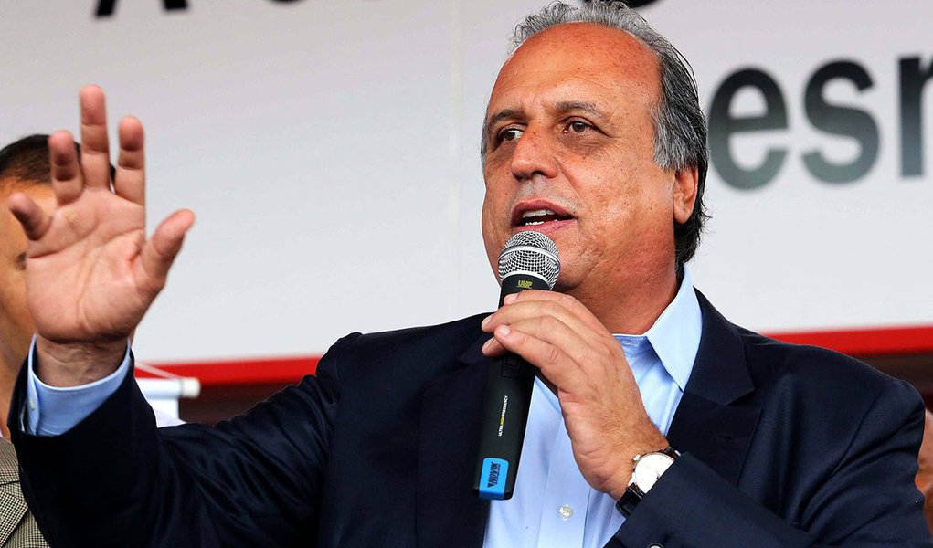 Em mensagem postada nas redes, Luiz Fernando Pezão procurou desmentir boatos espalhados no aplicativo WahtsApp de que teria morrido; "Boa noite! Estou recebendo muitos telefonemas e mensagens para saber da minha saúde. Ainda estou internado, mas estou bem, me recuperando. Obrigado pelas mensagens", disse (Foto: Gisele Federicce) Em mensagem postada nas redes, Luiz Fernando Pezão procurou desmentir boatos espalhados no aplicativo WahtsApp de que teria morrido; "Boa noite! Estou recebendo muitos telefonemas e mensagens para saber da minha saúde. Ainda estou internado, mas estou bem, me recuperando. Obrigado pelas mensagens", disse