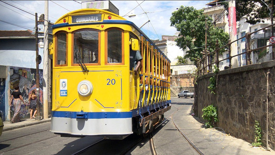 O bairro de Santa Teresa, na região central do Rio, se valeu neste sábado (9) do seu tradicional bonde para mobilizar a população no combate aos focos do mosquito Aedes aegypti – transmissor da dengue, do vírus Zika e da febre chikungunya; evento foi organizado pelo Centro Municipal de Saúde, lideranças comunitárias e a concessionária do bonde; desafio é trabalhar com a população a possibilidade de reduzir o índice de infestação do Aedes que em Santa Teresa registrou, desde o início do ano, 20 casos suspeitos de dengue e 85 de zika (Foto: Voney Malta) O bairro de Santa Teresa, na região central do Rio, se valeu neste sábado (9) do seu tradicional bonde para mobilizar a população no combate aos focos do mosquito Aedes aegypti – transmissor da dengue, do vírus Zika e da febre chikungunya; evento foi organizado pelo Centro Municipal de Saúde, lideranças comunitárias e a concessionária do bonde; desafio é trabalhar com a população a possibilidade de reduzir o índice de infestação do Aedes que em Santa Teresa registrou, desde o início do ano, 20 casos suspeitos de dengue e 85 de zika