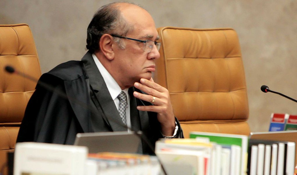 Hoje o ministro Gilmar Mendes (STF) passou a questionar o foro especial diante do caso do ex-presidente Lula, nomeado ministro da Casa Civil de Dilma Rousseff; mas, ao relatar (2005) Adin do PSDB e do PFL (DEM), aprovou o status de ministro para o presidente do Banco Central, Henrique Meirelles, ressalta o colunista Ilimar Franco; “A prerrogativa de foro é uma proteção ao cargo e não ao seu titular”, alegou no voto vencedor (Foto: Roberta Namour) Hoje o ministro Gilmar Mendes (STF) passou a questionar o foro especial diante do caso do ex-presidente Lula, nomeado ministro da Casa Civil de Dilma Rousseff; mas, ao relatar (2005) Adin do PSDB e do PFL (DEM), aprovou o status de ministro para o presidente do Banco Central, Henrique Meirelles, ressalta o colunista Ilimar Franco; “A prerrogativa de foro é uma proteção ao cargo e não ao seu titular”, alegou no voto vencedor
