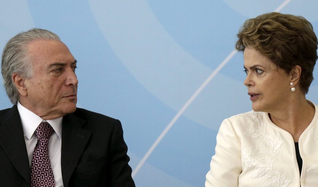 Segundo a colunista Natuza Nery, o tema ainda é proibido, pois o foco é vencer o impeachment, mas já circulou por ministérios petistas; “Para os defensores da ideia, só seria possível discutir a hipótese de renúncia mediante duas condições: o vice Michel Temer também abrir mão do cargo e a realização de uma profunda agenda de reformas para recolocar o país nos trilhos. Tudo isso, claro, se Dilma vencer a votação de domingo (17)” (Foto: Roberta Namour) Segundo a colunista Natuza Nery, o tema ainda é proibido, pois o foco é vencer o impeachment, mas já circulou por ministérios petistas; “Para os defensores da ideia, só seria possível discutir a hipótese de renúncia mediante duas condições: o vice Michel Temer também abrir mão do cargo e a realização de uma profunda agenda de reformas para recolocar o país nos trilhos. Tudo isso, claro, se Dilma vencer a votação de domingo (17)”