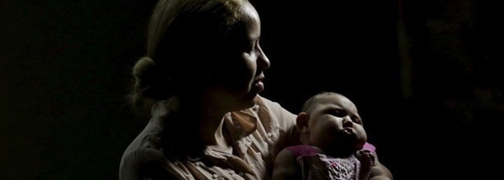 O estado da Bahia, considerando ainda o protocolo anterior do Ministério da Saúde para notificação de microcefalia (perímetro cefálico menor ou igual a 32 cm), registrou, de outubro de 2015 até dia 12 último, 942 casos em 158 municípios, notificados por intermédio do Registro de Eventos em Saúde Pública; desses casos, 320 foram investigados com realização de exame de imagem, sendo 200 confirmados e 120 descartados; oram notificados 24 óbitos por microcefalia (Foto: Romulo Faro) O estado da Bahia, considerando ainda o protocolo anterior do Ministério da Saúde para notificação de microcefalia (perímetro cefálico menor ou igual a 32 cm), registrou, de outubro de 2015 até dia 12 último, 942 casos em 158 municípios, notificados por intermédio do Registro de Eventos em Saúde Pública; desses casos, 320 foram investigados com realização de exame de imagem, sendo 200 confirmados e 120 descartados; oram notificados 24 óbitos por microcefalia
