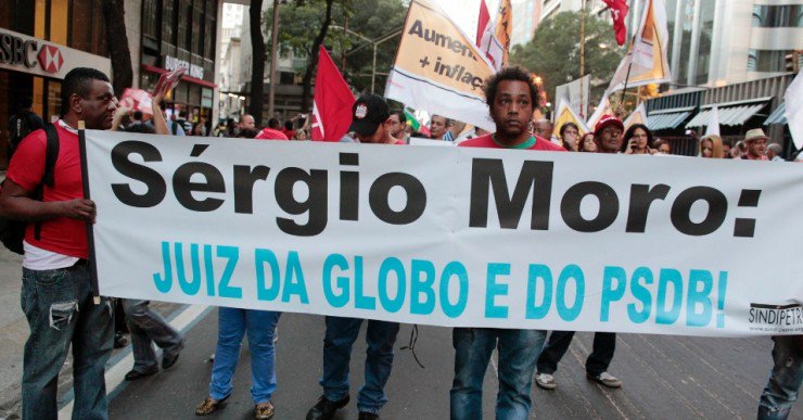 Juiz Sérgio Moro divulgou conversas telefônicas do ex-presidente Lula com seu advogado Roberto Teixeira. Moro diz não identificar relação profissional entre Lula e seu advogado, mesmo Teixeira sendo conhecido como advogado de Lula desde os anos 1980. É a barbárie, a ditadura (Foto: Miguel do Rosário) www.brasil247.com - Juiz Sérgio Moro divulgou conversas telefônicas do ex-presidente Lula com seu advogado Roberto Teixeira. Moro diz não identificar relação profissional entre Lula e seu advogado, mesmo Teixeira sendo conhecido como advogado de Lula desde os anos 1980. É a barbárie, a ditadura