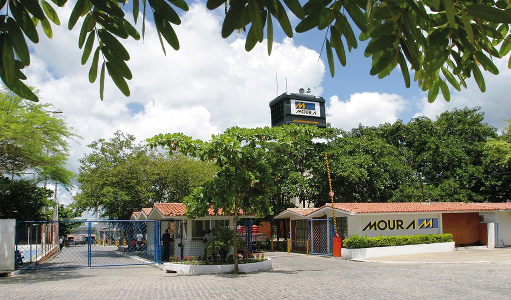 Acumuladores Moura irá investir R$ 210 milhões na implantação de uma nova unidade industrial no município de Belo Jardim, no Agreste pernambucano; planta irá produzir baterias automotivas elétricas ou híbridas e deverá entrar em operação no segundo semestre do próximo ano; empresa produz cerca de 8 milhões de baterias e a nova fábrica agregará outras 3 milhões de unidades a produção (Foto: Paulo Emílio) Acumuladores Moura irá investir R$ 210 milhões na implantação de uma nova unidade industrial no município de Belo Jardim, no Agreste pernambucano; planta irá produzir baterias automotivas elétricas ou híbridas e deverá entrar em operação no segundo semestre do próximo ano; empresa produz cerca de 8 milhões de baterias e a nova fábrica agregará outras 3 milhões de unidades a produção