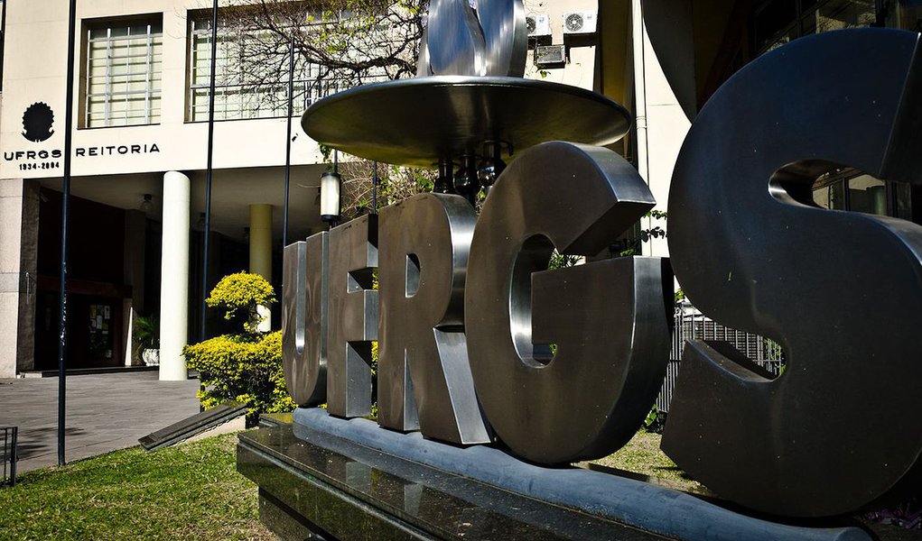 Um grupo de 428 intelectuais do Rio Grande do Sul, entre professores da UFRGS e profissionais das áreas de cultura, pesquisa, comunicação e ações comunitárias escreveu um manifesto contra o impeachment da presidente Dilma; "Conclamamos a unidade em defesa da democracia. Trata-se de defendê-la acima de tudo. Que a vontade soberana do povo não seja alterada por um impeachment ilegal ou por ações jurídicas partidarizadas, que afrontem os direitos constitucionais", diz o texto (Foto: Leonardo Lucena) Um grupo de 428 intelectuais do Rio Grande do Sul, entre professores da UFRGS e profissionais das áreas de cultura, pesquisa, comunicação e ações comunitárias escreveu um manifesto contra o impeachment da presidente Dilma; "Conclamamos a unidade em defesa da democracia. Trata-se de defendê-la acima de tudo. Que a vontade soberana do povo não seja alterada por um impeachment ilegal ou por ações jurídicas partidarizadas, que afrontem os direitos constitucionais", diz o texto