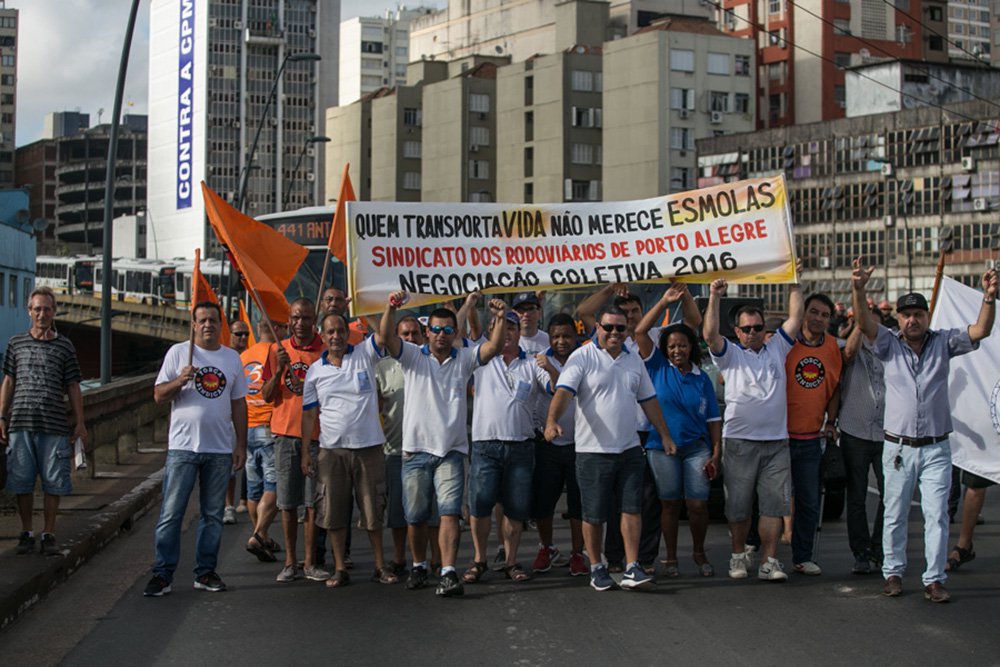 21/01/2016 - PORTO ALEGRE, RS, BRASIL - Rodoviários fazem operação 'tartaruga' pedindo maior reajuste | Foto: Caroline Ferraz/Sul21 (Foto: Leonardo Lucena) 21/01/2016 - PORTO ALEGRE, RS, BRASIL - Rodoviários fazem operação 'tartaruga' pedindo maior reajuste | Foto: Caroline Ferraz/Sul21