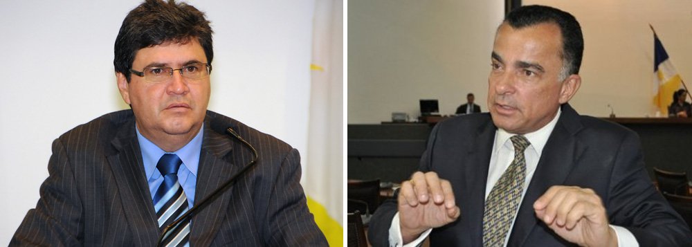 Sem conseguir resolver as diferenças com o governador Marcelo Miranda (PMDB), que remontam à pré-campanha de 2014, o ex-deputado federal Júnior Coimbra está de malas prontas para deixar o PMDB; Coimbra já teria acertado os detalhes da mudança com o deputado Irajá Abreu, presidente do PSD, a quem pode substituir na Câmara; Outro que deve mudar de legenda é o ex-deputado estadual Freire Júnior. Ele já teria acertado sua saída do PV com o presidente da legenda, Marcelo Lelis, e seu reingresso no PMDB, onde tem histórico (Foto: Aquiles Lins) Sem conseguir resolver as diferenças com o governador Marcelo Miranda (PMDB), que remontam à pré-campanha de 2014, o ex-deputado federal Júnior Coimbra está de malas prontas para deixar o PMDB; Coimbra já teria acertado os detalhes da mudança com o deputado Irajá Abreu, presidente do PSD, a quem pode substituir na Câmara; Outro que deve mudar de legenda é o ex-deputado estadual Freire Júnior. Ele já teria acertado sua saída do PV com o presidente da legenda, Marcelo Lelis, e seu reingresso no PMDB, onde tem histórico