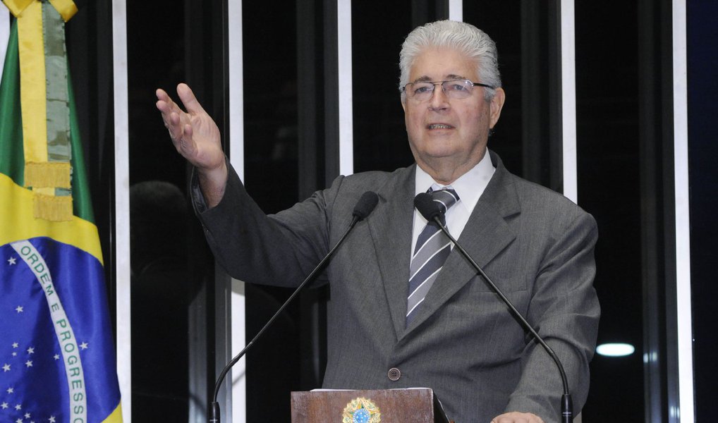 Senador Roberto Requião (PMDB-PR) critica o documento "Ponte para o Futuro", apresentado no ano passado pelo vice-presidente da República, Michel Temer (PMDB); segundo o parlamentar, as propostas visam "reduzir os gastos sociais em assistência, saúde e educação"; "O documento afirma que 'o Brasil gasta muito com políticas públicas com resultados piores do que a maioria dos países relevantes'"; com as propostas, diz ele, "o Congresso será sempre soberano e dará a palavra final sobre a continuação ou fim de cada programa ou projeto", o que é um "passo decisivo para o semi-parlamentarismo", com programas à mercê de uma "negociação fisiológica" (Foto: Leonardo Lucena) Senador Roberto Requião (PMDB-PR) critica o documento "Ponte para o Futuro", apresentado no ano passado pelo vice-presidente da República, Michel Temer (PMDB); segundo o parlamentar, as propostas visam "reduzir os gastos sociais em assistência, saúde e educação"; "O documento afirma que 'o Brasil gasta muito com políticas públicas com resultados piores do que a maioria dos países relevantes'"; com as propostas, diz ele, "o Congresso será sempre soberano e dará a palavra final sobre a continuação ou fim de cada programa ou projeto", o que é um "passo decisivo para o semi-parlamentarismo", com programas à mercê de uma "negociação fisiológica"