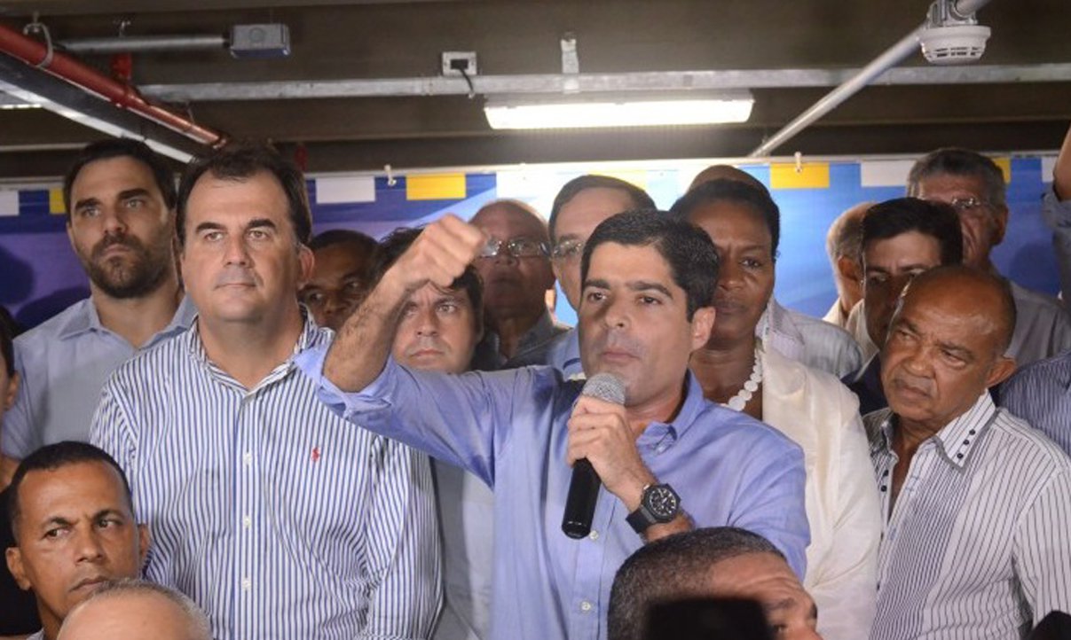 O prefeito ACM Neto subiu o tom na inauguração da nova Estação da Lapa, nesta terça-feira, e disse que é "por causa do governo do PT" que ele não pode reajustar o salário dos servidores, que estão em greve geral há duas semanas; ele reclamou de que "as viúvas do PT" não fazem cobrança ao governo; "Se hoje falta dinheiro para dar reajuste aos servidores, não é por culpa da prefeitura, é por culpa do governo federal. As viúvas do PT não estão cobrando do governo federal o reajuste zero que ele já anunciou, não cobram do governo do Estado, e estão aqui para fazer baderna política", disse ACM em meio a protesto dos trabalhadores (Foto: Romulo Faro) O prefeito ACM Neto subiu o tom na inauguração da nova Estação da Lapa, nesta terça-feira, e disse que é "por causa do governo do PT" que ele não pode reajustar o salário dos servidores, que estão em greve geral há duas semanas; ele reclamou de que "as viúvas do PT" não fazem cobrança ao governo; "Se hoje falta dinheiro para dar reajuste aos servidores, não é por culpa da prefeitura, é por culpa do governo federal. As viúvas do PT não estão cobrando do governo federal o reajuste zero que ele já anunciou, não cobram do governo do Estado, e estão aqui para fazer baderna política", disse ACM em meio a protesto dos trabalhadores